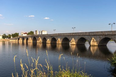 SVILENGRAD, BULGARIA - 19 Temmuz 2020: Maritsa Nehri üzerindeki 16. yüzyıl Mustafa Paşa Köprüsü (Eski Köprü) Bulgaristan 'ın Haskovo Bölgesi, Svilengrad kentindeki