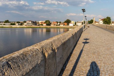 SVILENGRAD, BULGARIA - 19 Temmuz 2020: Maritsa Nehri üzerindeki 16. yüzyıl Mustafa Paşa Köprüsü (Eski Köprü) Bulgaristan 'ın Haskovo Bölgesi, Svilengrad kentindeki