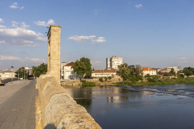 SVILENGRAD, BULGARIA - 19 Temmuz 2020: Maritsa Nehri üzerindeki 16. yüzyıl Mustafa Paşa Köprüsü (Eski Köprü) Bulgaristan 'ın Haskovo Bölgesi, Svilengrad kentindeki
