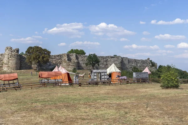 MEZEK, BULGARIA - 19 Temmuz 2020: Eski Mezek Kalesi kalıntıları, Haskovo Bölgesi, Bulgaristan