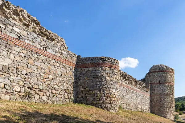 MEZEK, BULGARIA - 19 Temmuz 2020: Eski Mezek Kalesi kalıntıları, Haskovo Bölgesi, Bulgaristan