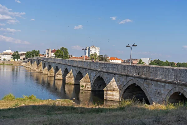 SVILENGRAD, BULGARIA - 19 Temmuz 2020: Maritsa Nehri üzerindeki 16. yüzyıl Mustafa Paşa Köprüsü (Eski Köprü) Bulgaristan 'ın Haskovo Bölgesi, Svilengrad kentindeki