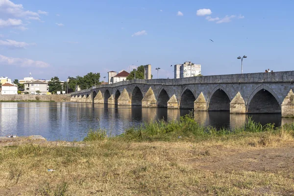 SVILENGRAD, BULGARIA - 19 Temmuz 2020: Maritsa Nehri üzerindeki 16. yüzyıl Mustafa Paşa Köprüsü (Eski Köprü) Bulgaristan 'ın Haskovo Bölgesi, Svilengrad kentindeki