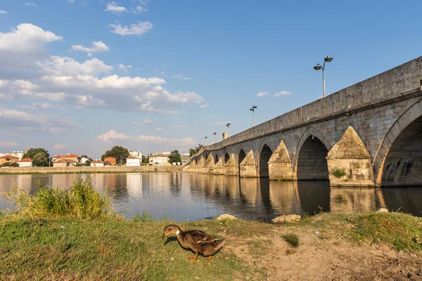 SVILENGRAD, BULGARIA - 19 Temmuz 2020: Maritsa Nehri üzerindeki 16. yüzyıl Mustafa Paşa Köprüsü (Eski Köprü) Bulgaristan 'ın Haskovo Bölgesi, Svilengrad kentindeki