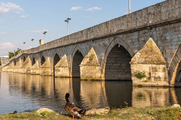 SVILENGRAD, BULGARIA - 19 Temmuz 2020: Maritsa Nehri üzerindeki 16. yüzyıl Mustafa Paşa Köprüsü (Eski Köprü) Bulgaristan 'ın Haskovo Bölgesi, Svilengrad kentindeki