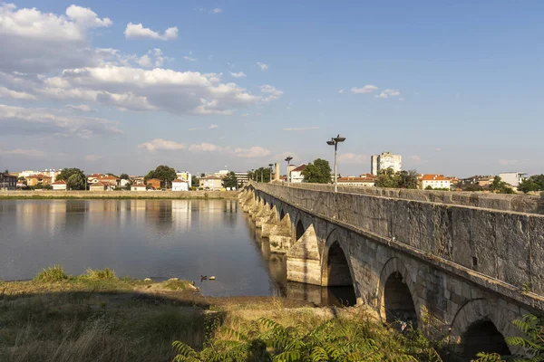 SVILENGRAD, BULGARIA - 19 Temmuz 2020: Maritsa Nehri üzerindeki 16. yüzyıl Mustafa Paşa Köprüsü (Eski Köprü) Bulgaristan 'ın Haskovo Bölgesi, Svilengrad kentindeki