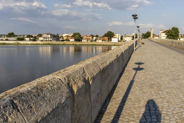 SVILENGRAD, BULGARIA - 19 Temmuz 2020: Maritsa Nehri üzerindeki 16. yüzyıl Mustafa Paşa Köprüsü (Eski Köprü) Bulgaristan 'ın Haskovo Bölgesi, Svilengrad kentindeki