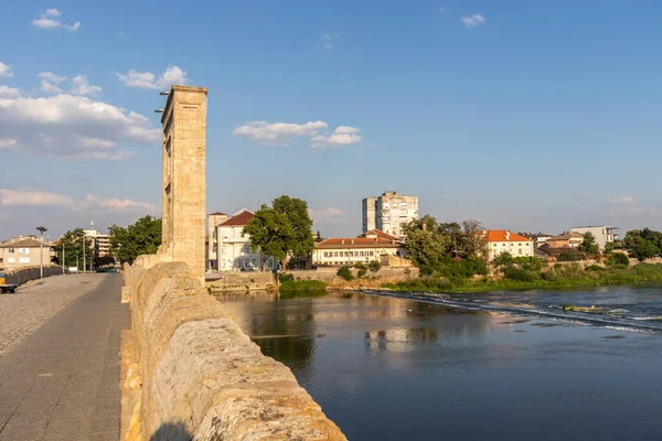 SVILENGRAD, BULGARIA - 19 Temmuz 2020: Maritsa Nehri üzerindeki 16. yüzyıl Mustafa Paşa Köprüsü (Eski Köprü) Bulgaristan 'ın Haskovo Bölgesi, Svilengrad kentindeki