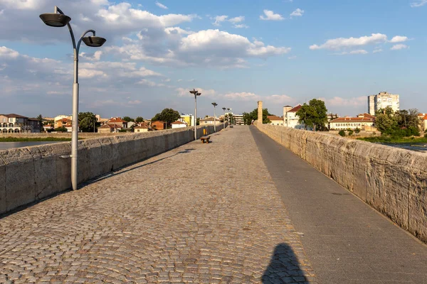 SVILENGRAD, BULGARIA - 19 Temmuz 2020: Maritsa Nehri üzerindeki 16. yüzyıl Mustafa Paşa Köprüsü (Eski Köprü) Bulgaristan 'ın Haskovo Bölgesi, Svilengrad kentindeki