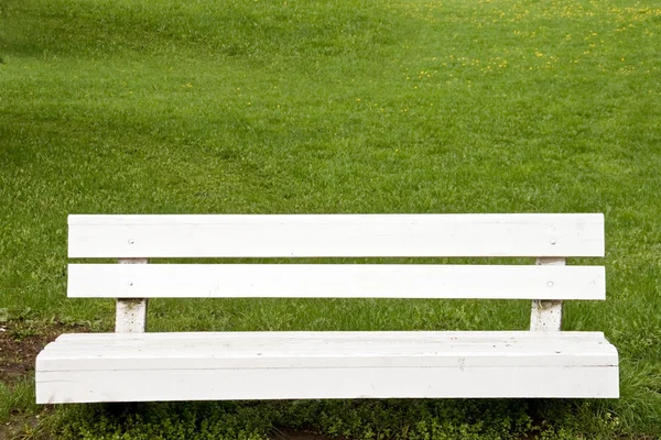An empty park bench — Stock Photo, Image