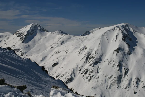 Panorama de invierno Pirin montañas. Estación de esquí, Bansko — Foto de Stock