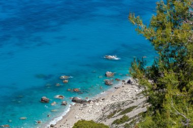 Agios Ioannis Köyü çevresinde mavi plajları