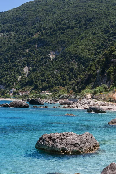 Rocas en las aguas azules del mar Jónico, cerca del pueblo de Agios Nikitas — Foto de Stock