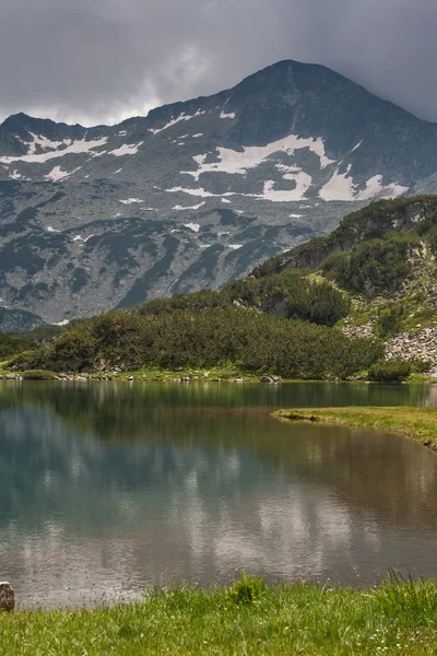 Increíble vista del lago Muratovo y reflejo del pico Banski Suhodol, montaña Pirin — Foto de Stock