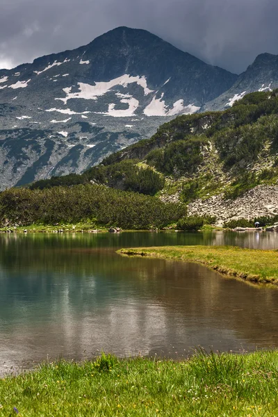 Niesamowity widok jeziora Muratovo i odbicie Banski Suchodoł szczyt, góry Pirin — Zdjęcie stockowe