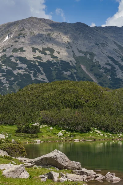 Дивовижна Панорама озера Muratovo і роздумів Todorka Вершина гори Пірін — стокове фото