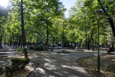 NISKA BANJA, SERBIA - 21 Eylül 2025: Sırbistan 'ın Nis kenti yakınlarındaki Niska Banja tatil beldesinin panoramik manzarası