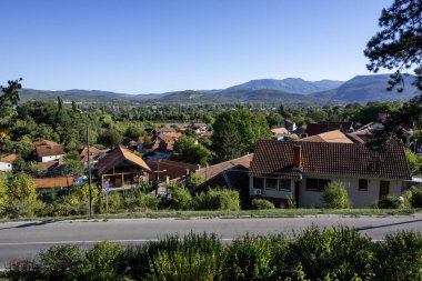 NISKA BANJA, SERBIA - 21 Eylül 2025: Sırbistan 'ın Nis kenti yakınlarındaki Niska Banja tatil beldesinin panoramik manzarası