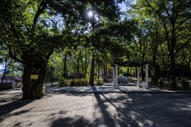 NISKA BANJA, SERBIA - 21 Eylül 2025: Sırbistan 'ın Nis kenti yakınlarındaki Niska Banja tatil beldesinin panoramik manzarası