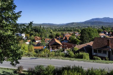 NISKA BANJA, SERBIA - 21 Eylül 2025: Sırbistan 'ın Nis kenti yakınlarındaki Niska Banja tatil beldesinin panoramik manzarası