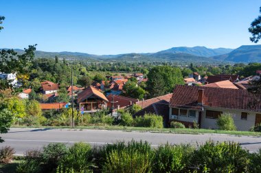 NISKA BANJA, SERBIA - 21 Eylül 2025: Sırbistan 'ın Nis kenti yakınlarındaki Niska Banja tatil beldesinin panoramik manzarası