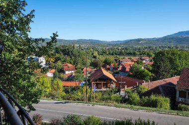 NISKA BANJA, SERBIA - 21 Eylül 2025: Sırbistan 'ın Nis kenti yakınlarındaki Niska Banja tatil beldesinin panoramik manzarası