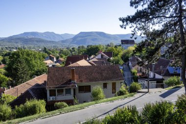 NISKA BANJA, SERBIA - 21 Eylül 2025: Sırbistan 'ın Nis kenti yakınlarındaki Niska Banja tatil beldesinin panoramik manzarası