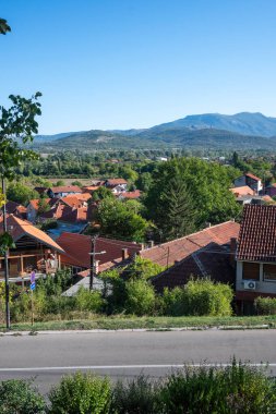 NISKA BANJA, SERBIA - 21 Eylül 2025: Sırbistan 'ın Nis kenti yakınlarındaki Niska Banja tatil beldesinin panoramik manzarası