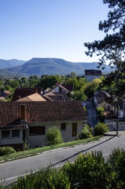 NISKA BANJA, SERBIA - 21 Eylül 2025: Sırbistan 'ın Nis kenti yakınlarındaki Niska Banja tatil beldesinin panoramik manzarası