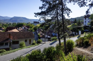 NISKA BANJA, SERBIA - 21 Eylül 2025: Sırbistan 'ın Nis kenti yakınlarındaki Niska Banja tatil beldesinin panoramik manzarası