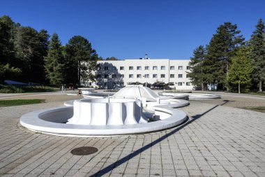 NISKA BANJA, SERBIA - 21 Eylül 2025: Sırbistan 'ın Nis kenti yakınlarındaki Niska Banja tatil beldesinin panoramik manzarası