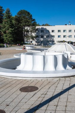 NISKA BANJA, SERBIA - 21 Eylül 2025: Sırbistan 'ın Nis kenti yakınlarındaki Niska Banja tatil beldesinin panoramik manzarası