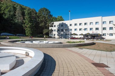 NISKA BANJA, SERBIA - 21 Eylül 2025: Sırbistan 'ın Nis kenti yakınlarındaki Niska Banja tatil beldesinin panoramik manzarası