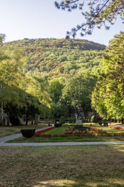 NISKA BANJA, SERBIA - 21 Eylül 2025: Sırbistan 'ın Nis kenti yakınlarındaki Niska Banja tatil beldesinin panoramik manzarası