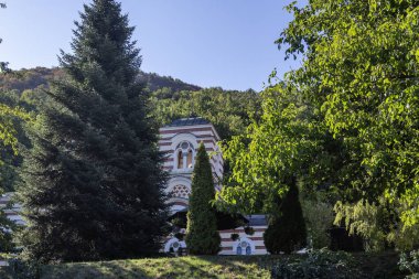 NISKA BANJA, SERBIA - 21 Eylül 2025: Sırbistan 'ın Nis kenti yakınlarındaki Niska Banja tatil beldesinin panoramik manzarası