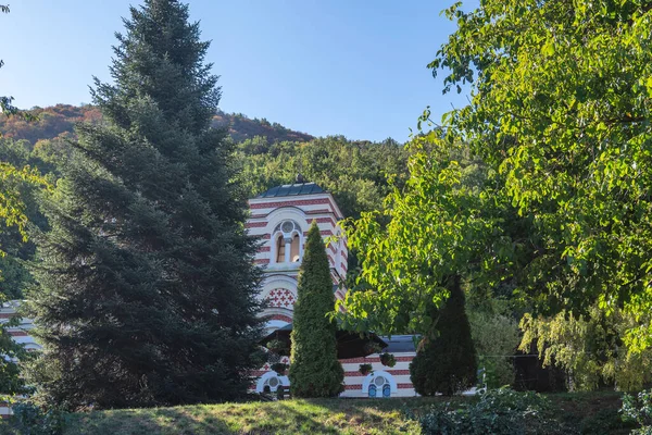 NISKA BANJA, SERBIA - 21 Eylül 2025: Sırbistan 'ın Nis kenti yakınlarındaki Niska Banja tatil beldesinin panoramik manzarası