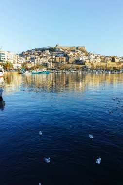 KAVALA, GREECE - 27 Aralık 2023: Eski Kavala kenti, Doğu Makedonya ve Trakya, Yunanistan