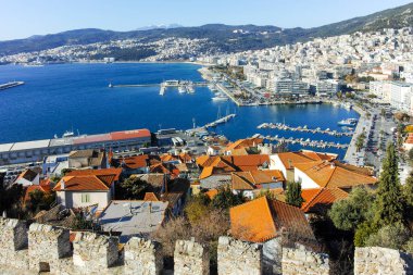 KAVALA, GREECE - 27 Aralık 2023: Eski Kavala kenti, Doğu Makedonya ve Trakya, Yunanistan