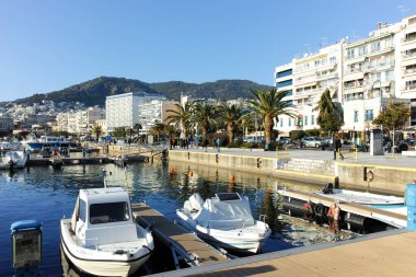 KAVALA, GREECE - 27 Aralık 2023: Eski Kavala kenti, Doğu Makedonya ve Trakya, Yunanistan