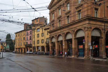 BOLOGNA, İtalya - 07 Aralık 2024: Bologna 'nın Eski Kasabası Panorama, Emilia-Romagna Bölgesi, İtalya