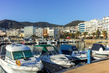 KAVALA, GREECE - 27 Aralık 2023: Eski Kavala kenti, Doğu Makedonya ve Trakya, Yunanistan