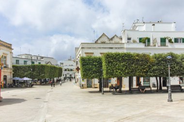 ALBEROBELLO, İtalya - 15 Mayıs 2024: Eski Alberobello Kasabası, Apulia Bölgesi, İtalya