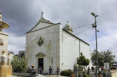 ALBEROBELLO, İtalya - 15 Mayıs 2024: Eski Alberobello Kasabası, Apulia Bölgesi, İtalya