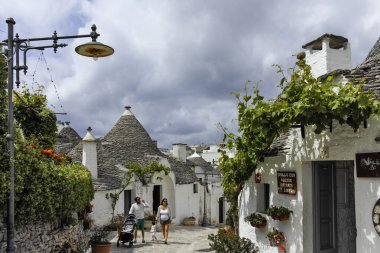 ALBEROBELLO, İtalya - 15 Mayıs 2024: Eski Alberobello Kasabası, Apulia Bölgesi, İtalya