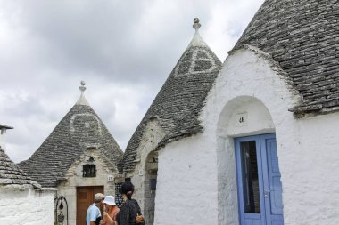 ALBEROBELLO, İtalya - 15 Mayıs 2024: Eski Alberobello Kasabası, Apulia Bölgesi, İtalya