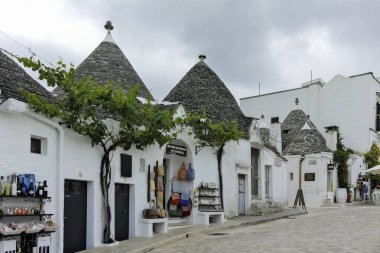 ALBEROBELLO, İtalya - 15 Mayıs 2024: Eski Alberobello Kasabası, Apulia Bölgesi, İtalya
