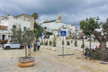ALBEROBELLO, İtalya - 15 Mayıs 2024: Eski Alberobello Kasabası, Apulia Bölgesi, İtalya