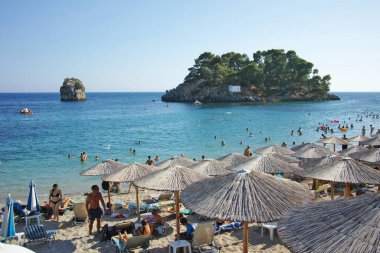 PARGA, GREECE - 5 AĞUSTOS 2024: Parga, Epirus, Yunanistan 'ın şaşırtıcı yaz manzarası