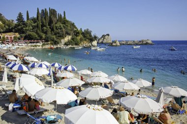 PARGA, GREECE - 5 AĞUSTOS 2024: Parga, Epirus, Yunanistan 'ın şaşırtıcı yaz manzarası