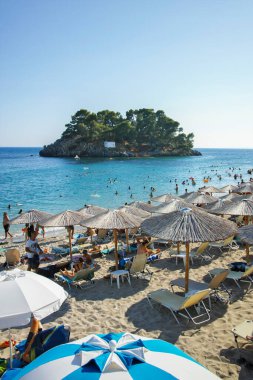 PARGA, GREECE - 5 AĞUSTOS 2024: Parga, Epirus, Yunanistan 'ın şaşırtıcı yaz manzarası